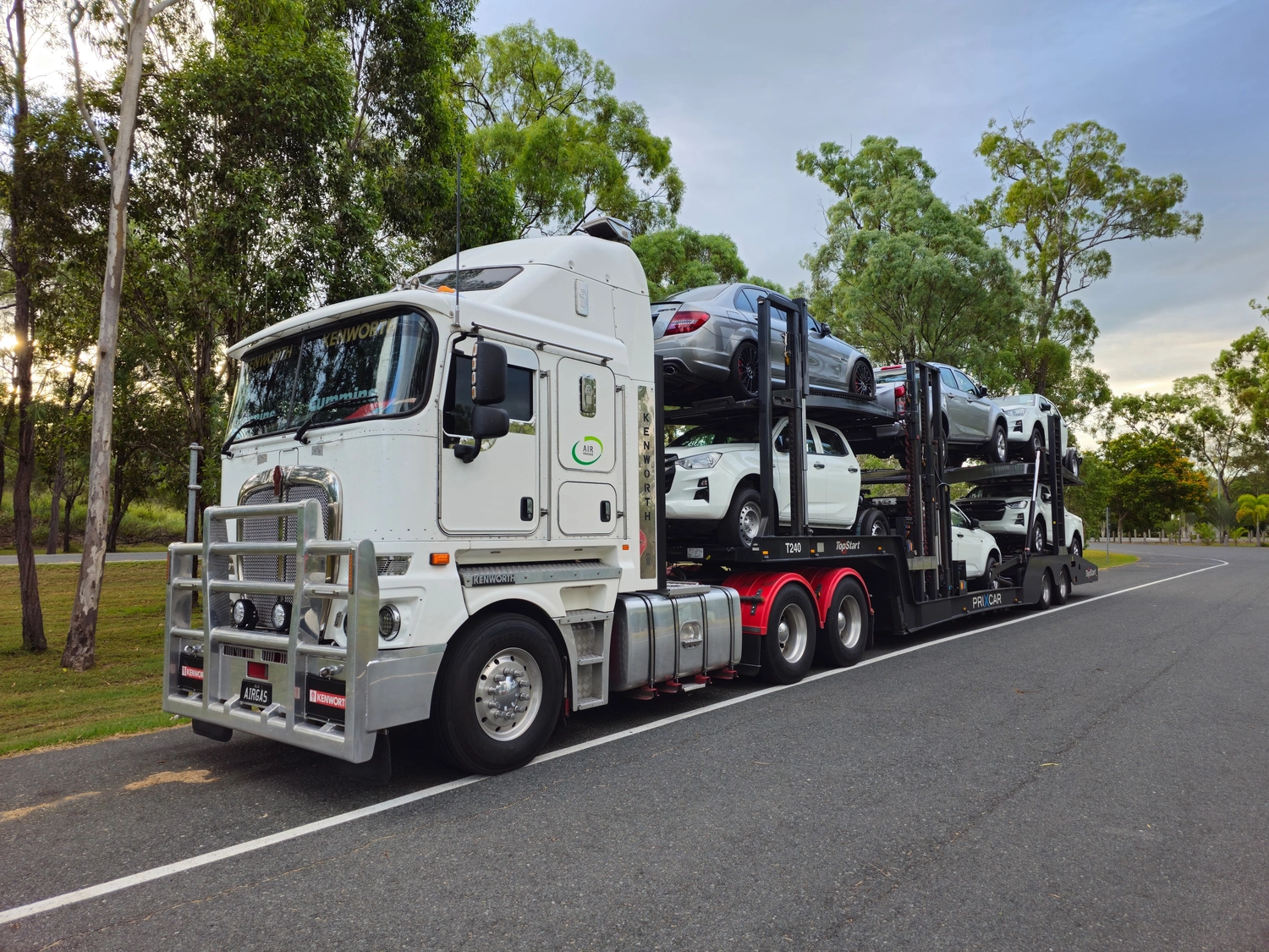 Stern Wagen GmbH -  Fahrzeug Einkauf - Professioneller Autotransporter für den sicheren Transport mehrerer Fahrzeuge.