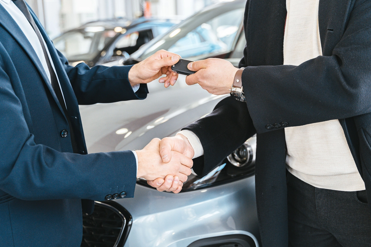 Stern Wagen GmbH -  Fahrzeug Einkauf - Die Autoschlüssel werden per Handschlag überreicht, um den Deal zu besiegeln.